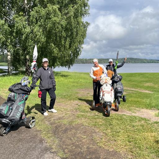 Sateen jälkeen on poutasää - maalissa onnellisina Kirsi Ahlfors, Virpi Lappalainen ja Jaana Angeria